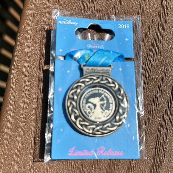 Disney Trading Pins 2018 Enchanted 10k Run Disney set of 2 NWT - Picture 4 of 7